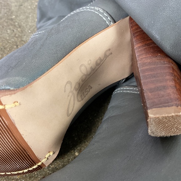 Gorgeous custom made zodiac thigh high grey leather boots - Picture 4 of 5